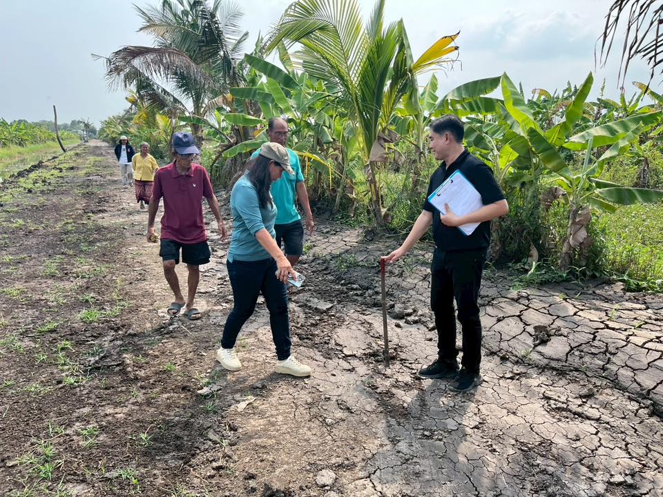 title - กลุ่มงานช่างและแผนที่ โดยนายจักรพงศ์  วรเสฏฐ์ฐากูร นายช่างสำรวจอาวุโส พร้อมผู้ช่วยนายช่างสำรวจ ดำเนินการ 2 เรื่อง ดังนี้  1.งานพิพาทแนวเขตที่ดิน และร่วมกันชี้แนวเขตแปลงที่ดินบริเวณพิพาท ที่ดินตั้งอยู่หมู่ที่ 4 ตำบลศาลาครุ อำเภอหนองเสือ จังหวัดปทุมธานี 2. งานตรวจแปลงที่ดิน องค์การบริหารส่วนตำบลหนองสามวัง อำเภอหนองเสือ จังหวัดปทุมธานี แจ้งขอความอนุเคราะห์ร่วมตรวจสอบถนนภายในเขตปฏิรูปที่ดิน ตำบลหนองสามวัง จังหวัดปทุมธานี เพื่อหาแนวทางแก้ไขปัญหาทางเข้า-ออก ให้กับเกษตรกรในเขตปฏิรูปที่ดินต่อไป ภาพ/ข่าว : กงช.ส.ป.ก.ปทุมธานี